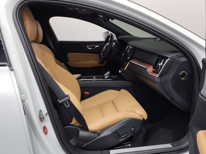 2025 Volvo V60 B5 Ultra AWD photo 26