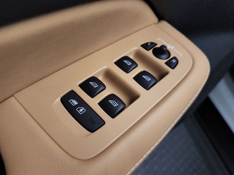 2025 Volvo V60 B5 Ultra AWD photo 28