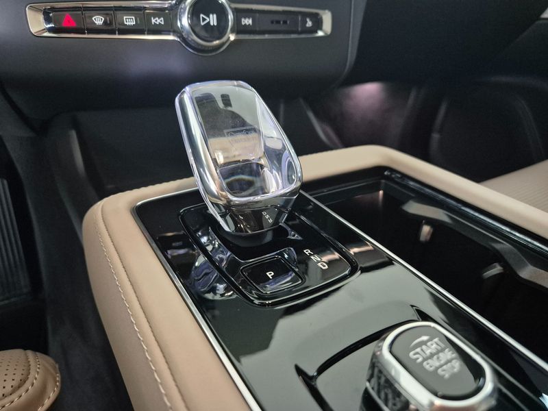 2026 Volvo XC90 B6 Ultra Bright photo 8