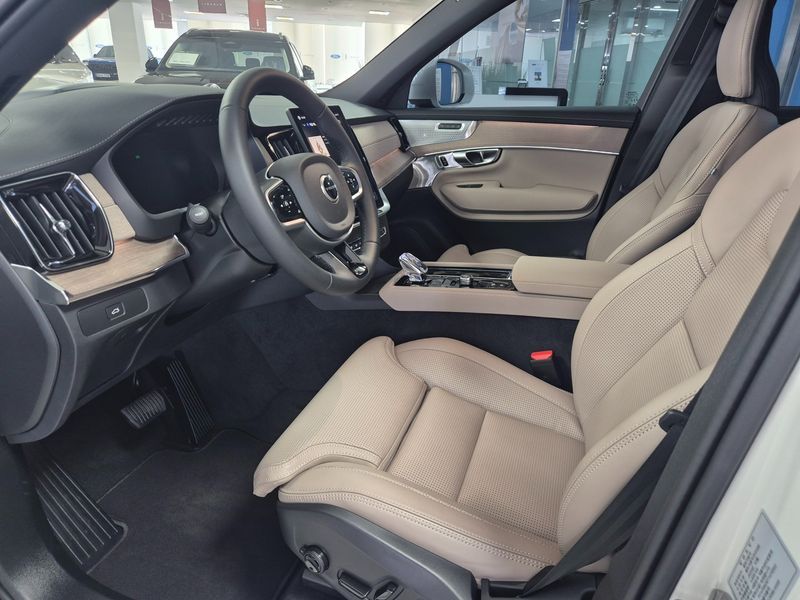2026 Volvo XC90 B6 Ultra Bright photo 9