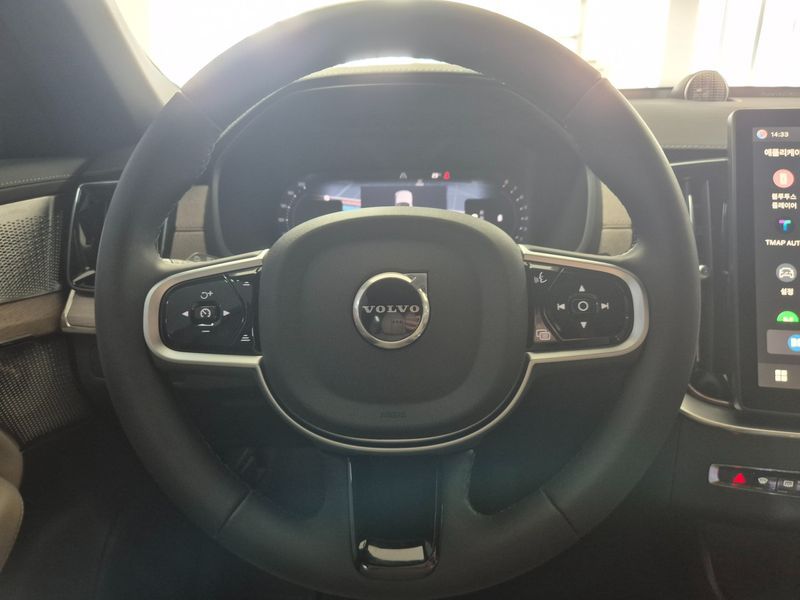 2026 Volvo XC90 B6 Ultra Bright photo 12