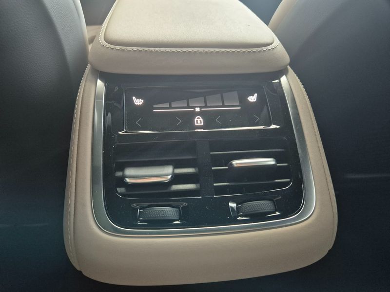 2026 Volvo XC90 B6 Ultra Bright photo 19
