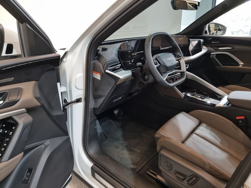 2025 Audi Q5 40 TDI Quattro S Line photo 10