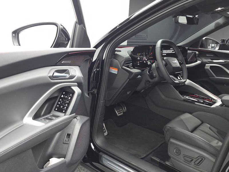 2025 Audi Q5 40 TDI Quattro S Line Black Edition photo 11