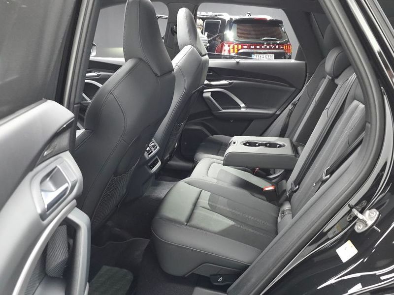 2025 Audi Q5 40 TDI Quattro S Line Black Edition photo 12