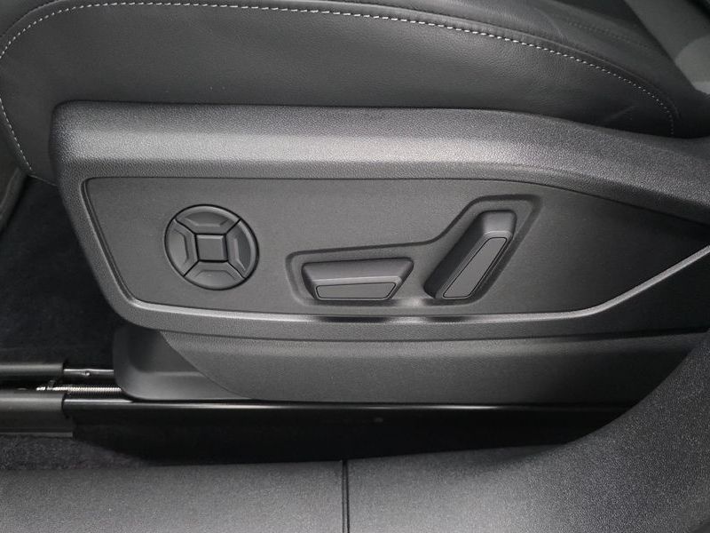 2025 Audi Q5 40 TDI Quattro S Line Black Edition photo 18