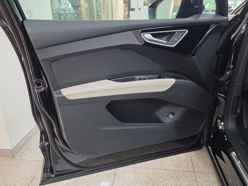 2025 Audi e-tron 45 Premium photo 11