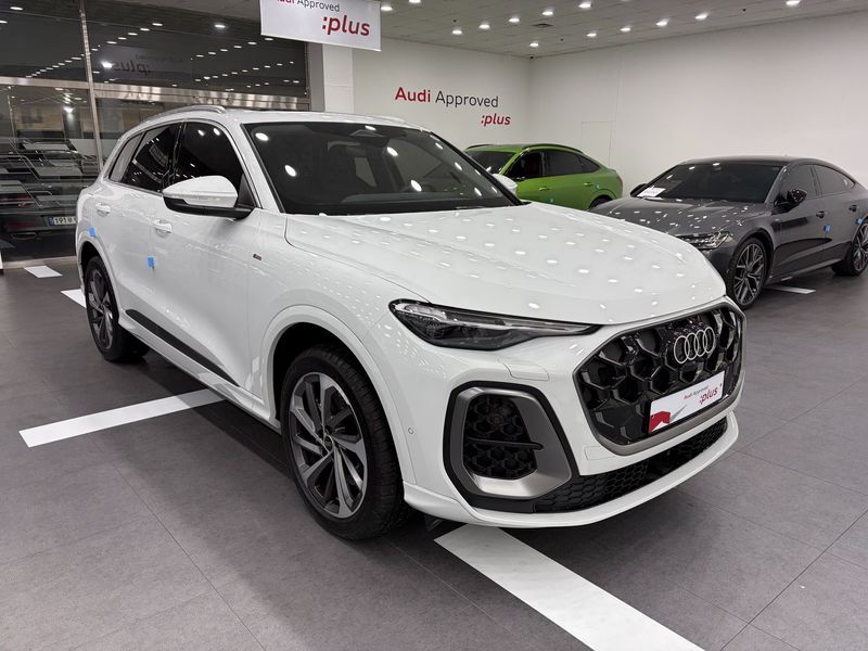 2025 Audi Q5 40 TDI Quattro S Line photo 1