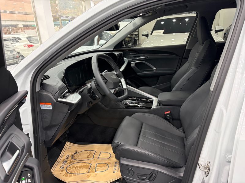 2025 Audi Q5 40 TDI Quattro S Line photo 10