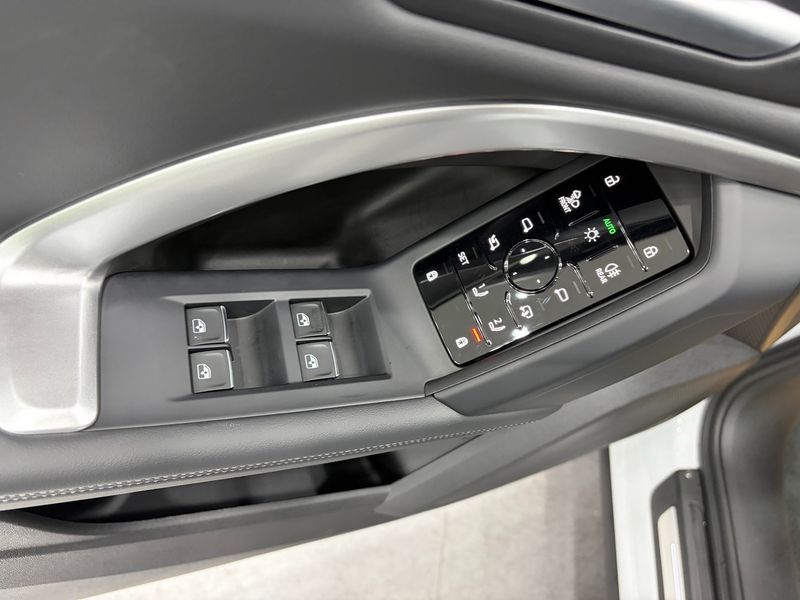 2025 Audi Q5 40 TDI Quattro S Line photo 20