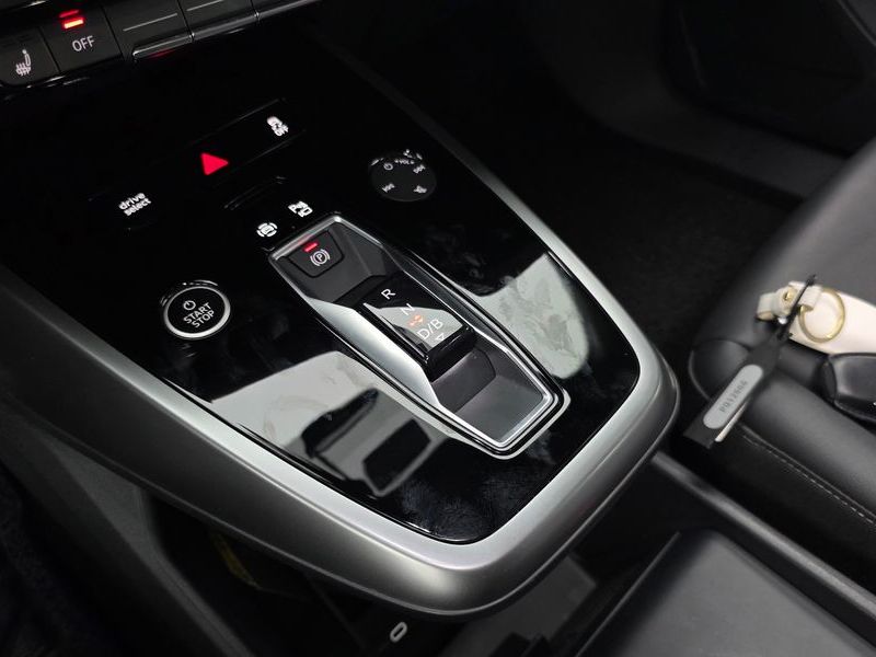 2025 Audi e-tron 45 Premium photo 9