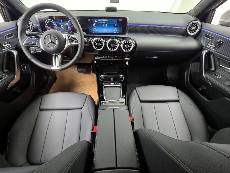 2025 Mercedes-Benz A-Class A220 Sedan photo 7