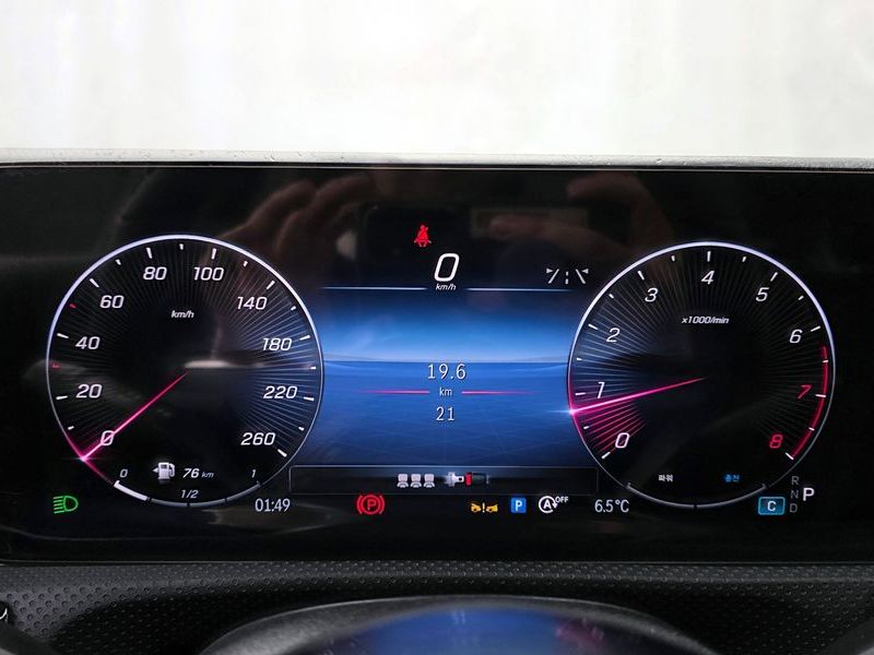 2025 Mercedes-Benz A-Class A220 Sedan photo 8