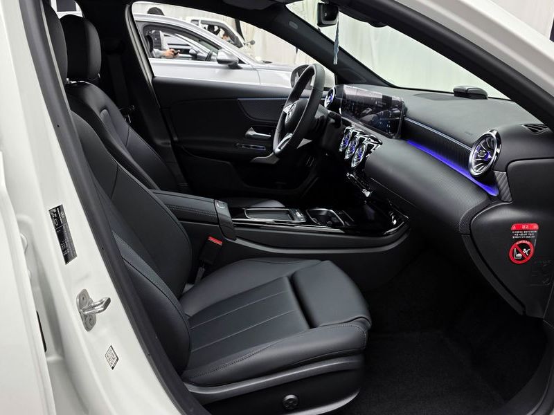 2025 Mercedes-Benz A-Class A220 Sedan photo 11