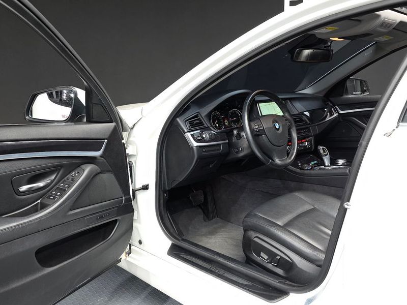 2014 BMW 5 Series 520d xDrive photo 10