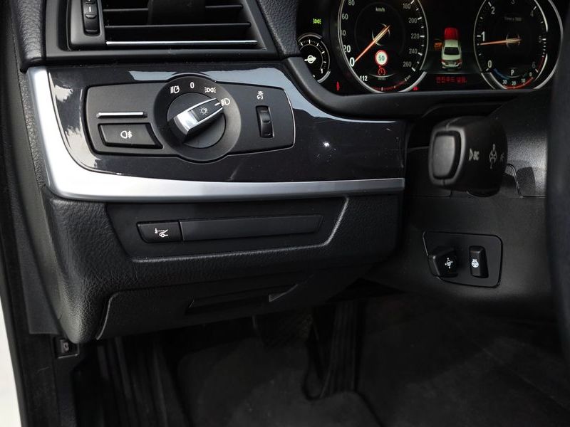 2014 BMW 5 Series 520d xDrive photo 18