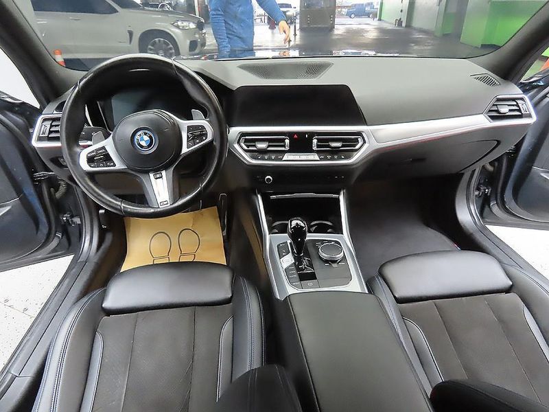 2022 BMW 3 Series 320e M Sports photo 9