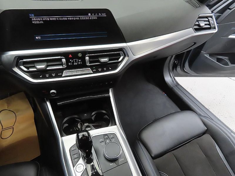 2022 BMW 3 Series 320e M Sports photo 11
