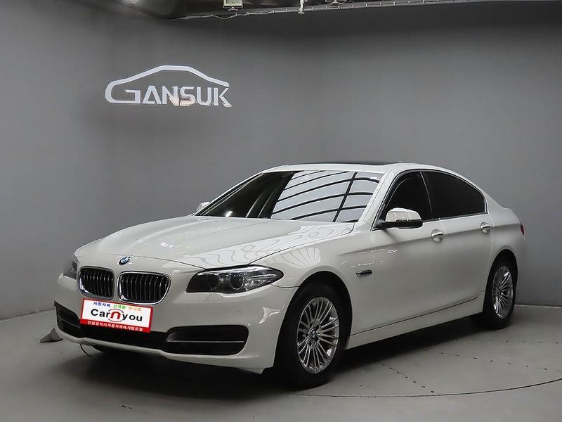 2015 BMW 5 Series 520d photo 1