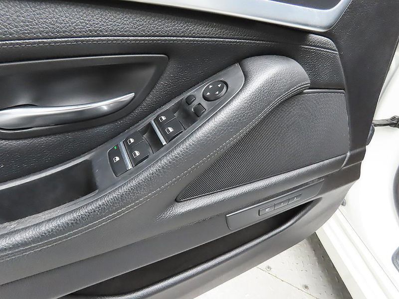2015 BMW 5 Series 520d photo 11