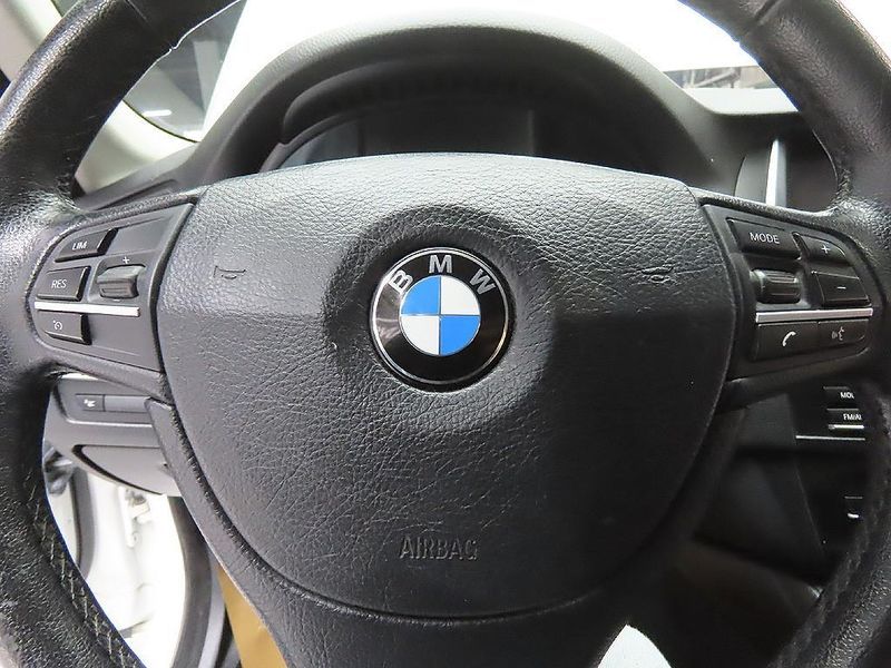 2015 BMW 5 Series 520d photo 14