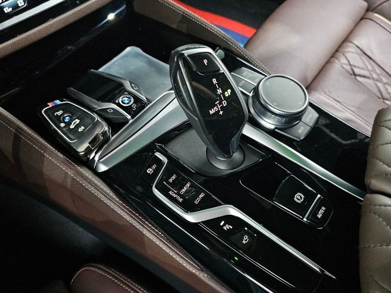 2021 BMW 5 Series M550i xDrive photo 9