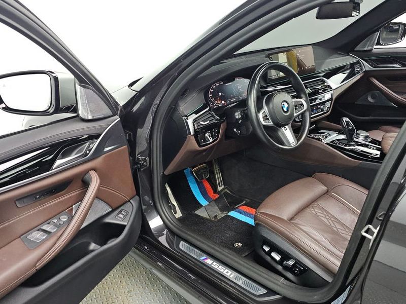 2021 BMW 5 Series M550i xDrive photo 10