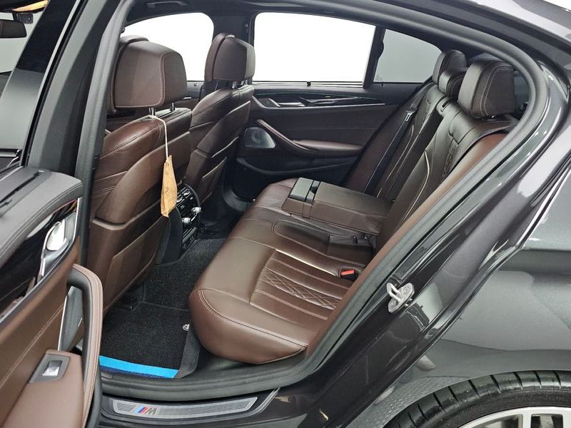 2021 BMW 5 Series M550i xDrive photo 11