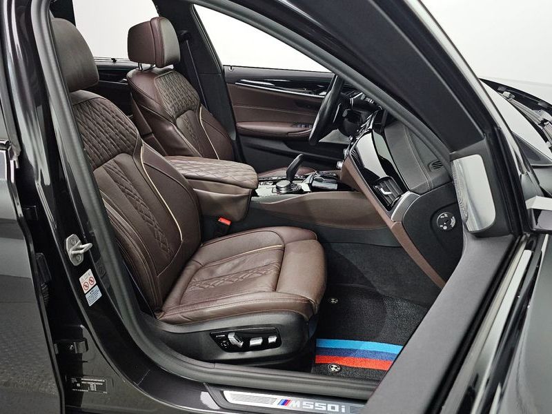 2021 BMW 5 Series M550i xDrive photo 12