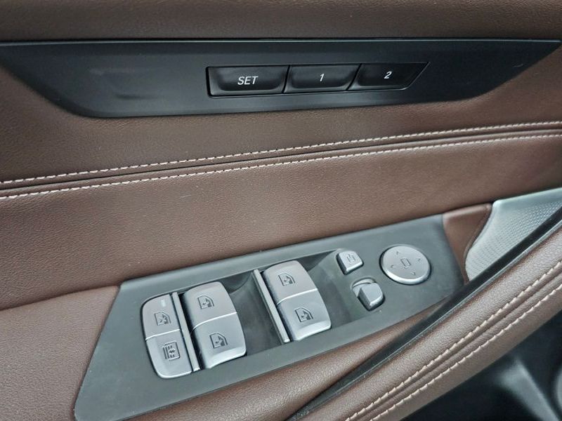 2021 BMW 5 Series M550i xDrive photo 13