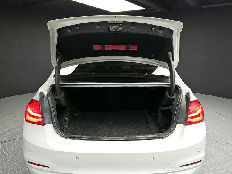 2018 BMW 3 Series 320d photo 20