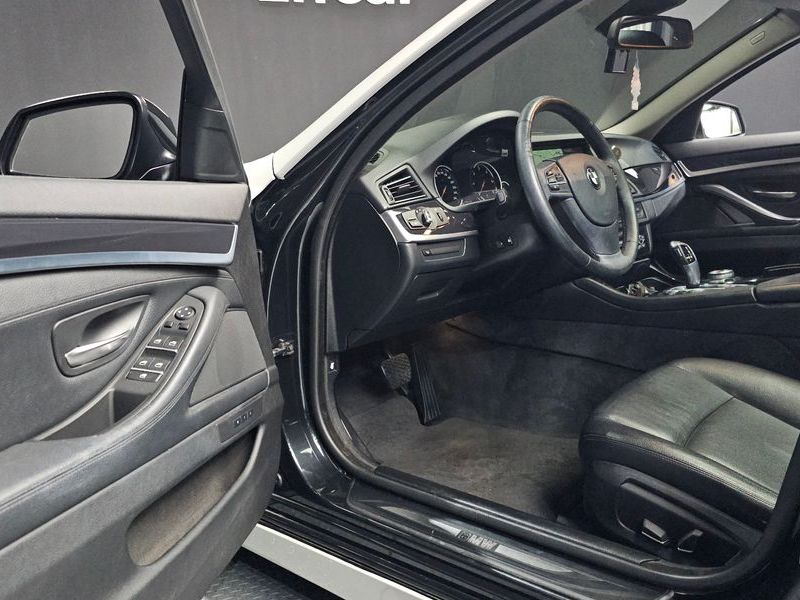 2014 BMW 5 Series 520d photo 10
