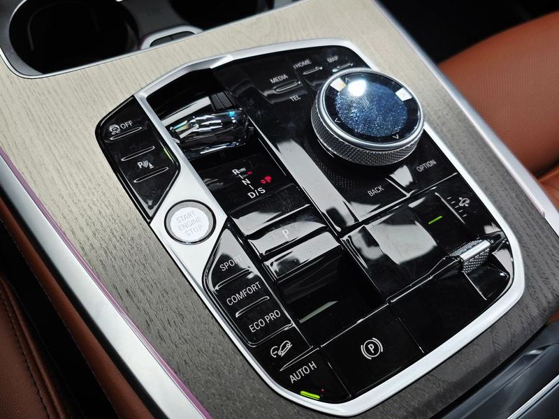 2025 BMW X7 xDrive 40i Design Pure Excellence 6-Seater photo 9
