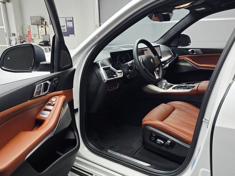 2025 BMW X7 xDrive 40i Design Pure Excellence 6-Seater photo 10