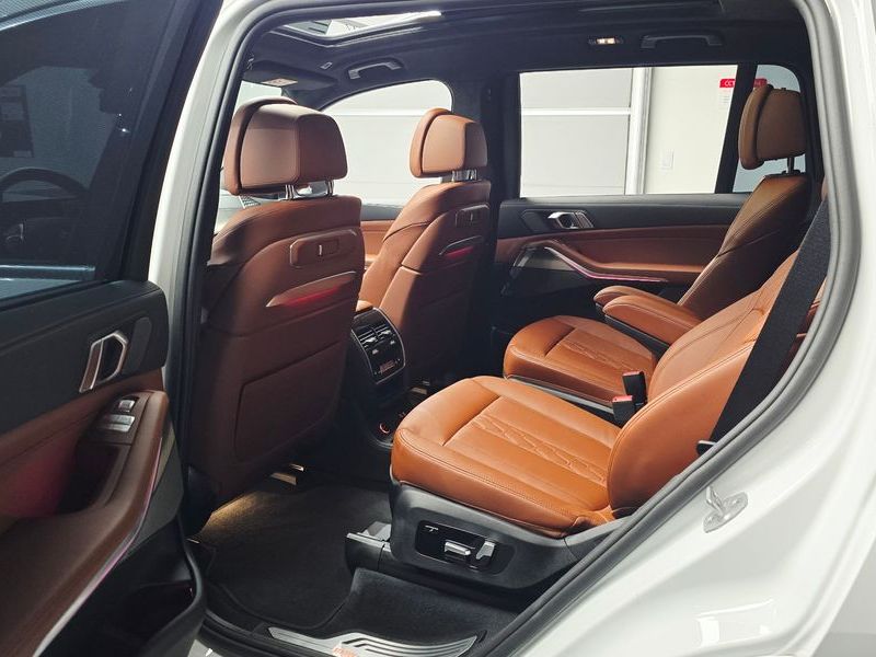 2025 BMW X7 xDrive 40i Design Pure Excellence 6-Seater photo 11