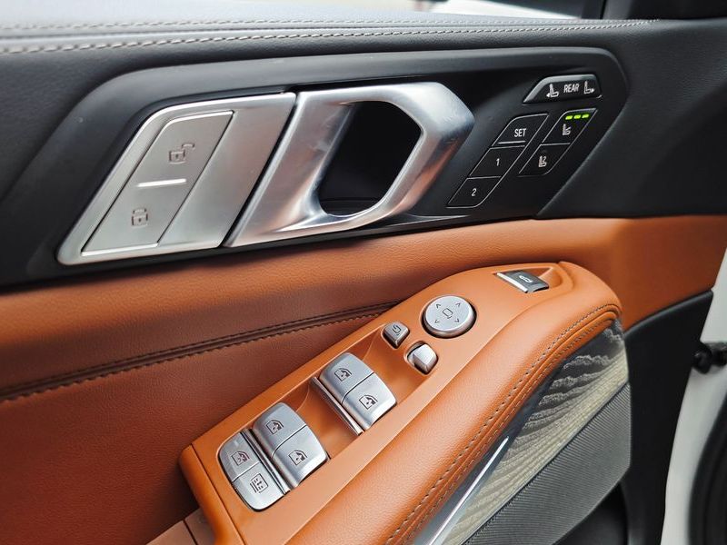 2025 BMW X7 xDrive 40i Design Pure Excellence 6-Seater photo 14