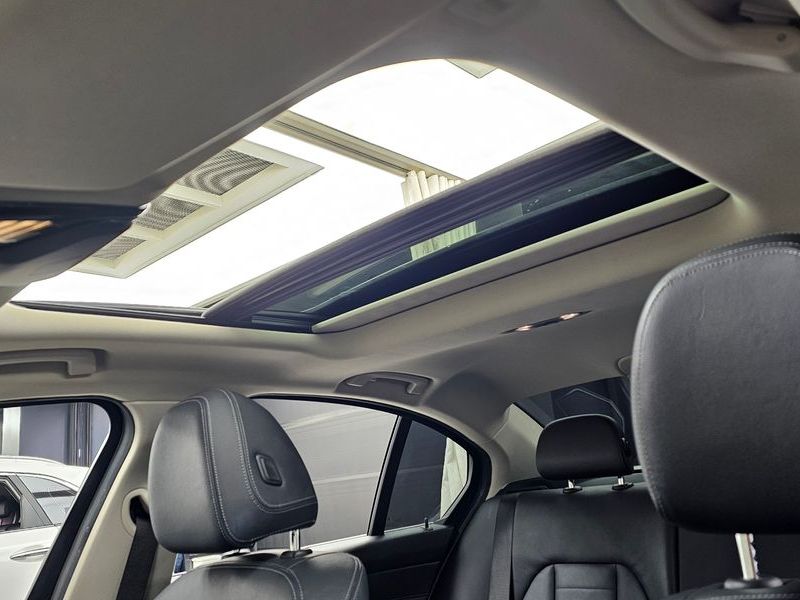 2021 BMW 3 Series 320i Luxury photo 19