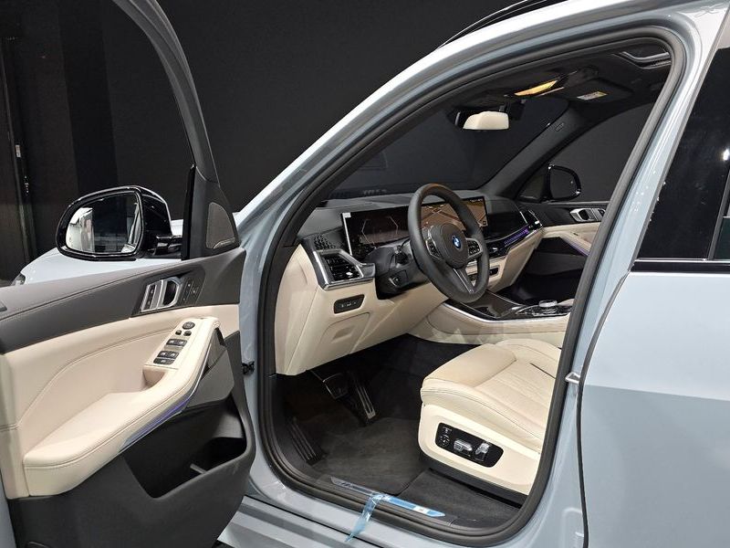 2026 BMW X5 xDrive 30d M Sport photo 10