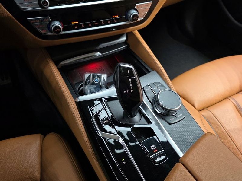 2022 BMW 5 Series 520i M Sport photo 9