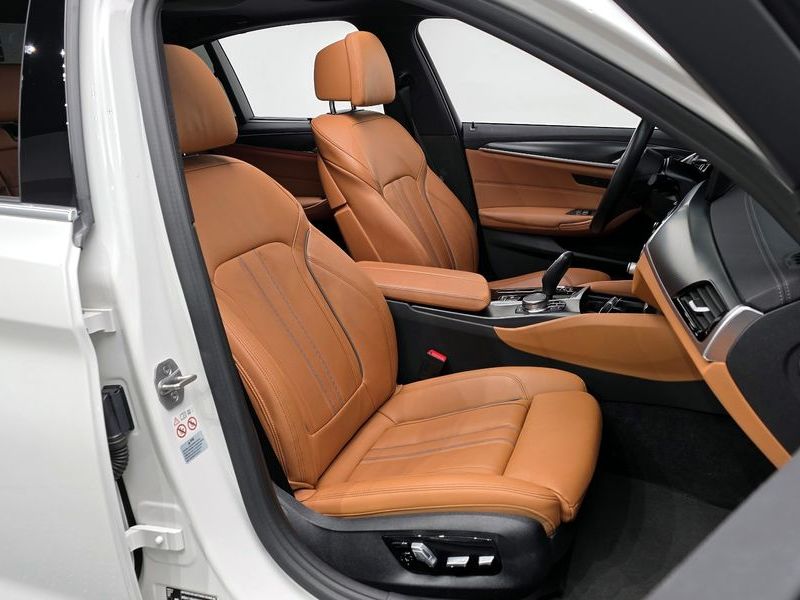 2022 BMW 5 Series 520i M Sport photo 10