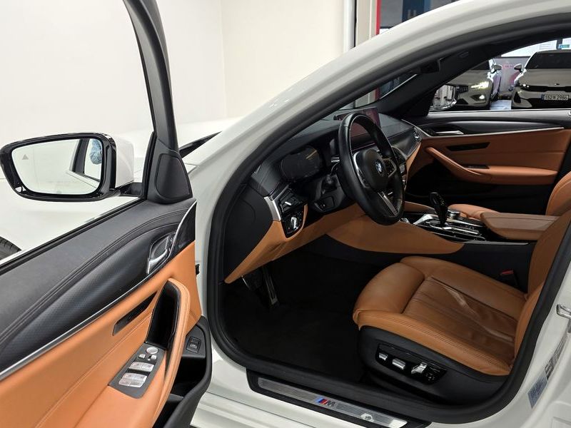 2022 BMW 5 Series 520i M Sport photo 11
