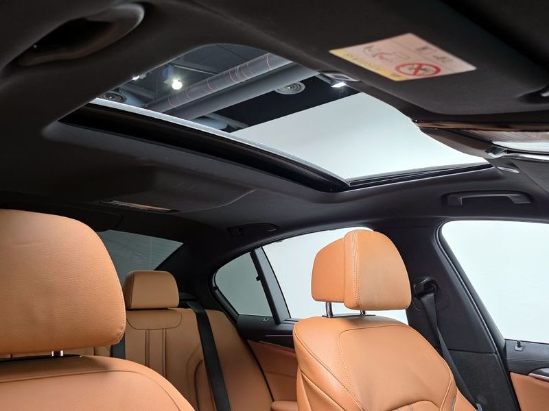 2022 BMW 5 Series 520i M Sport photo 17