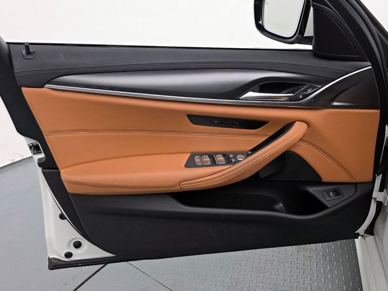 2022 BMW 5 Series 520i M Sport photo 18