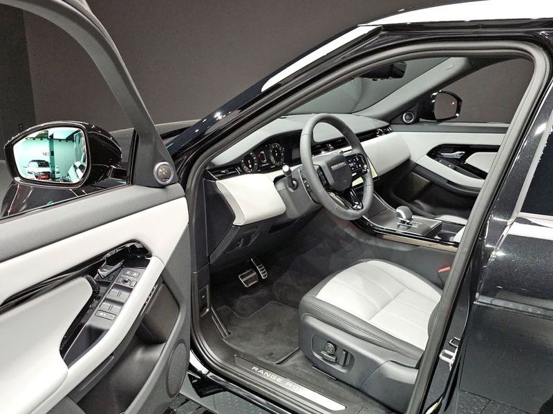2026 Land Rover Range Rover Evoque P250 Dynamic SE photo 10