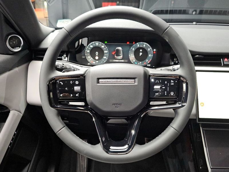 2026 Land Rover Range Rover Evoque P250 Dynamic SE photo 13