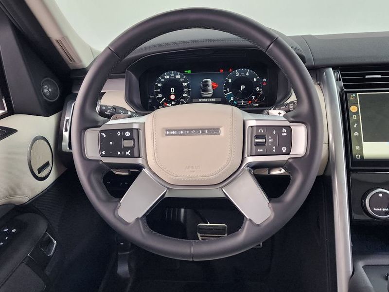2025 Land Rover Discovery P360 Dynamic HSE photo 13