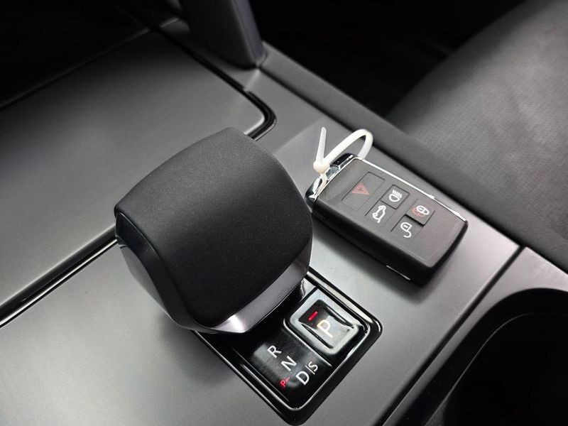 2025 Land Rover Discovery Sport P250 S photo 9