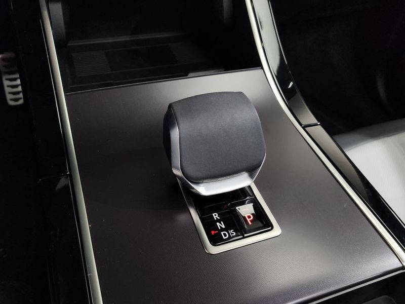2026 Land Rover Range Rover Evoque P250 Dynamic SE photo 9