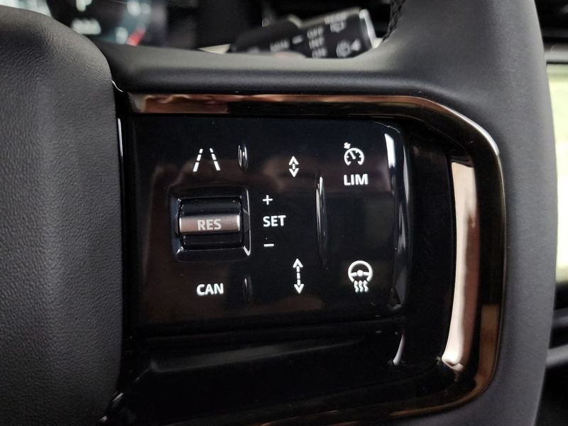 2026 Land Rover Range Rover Evoque P250 Dynamic SE photo 16