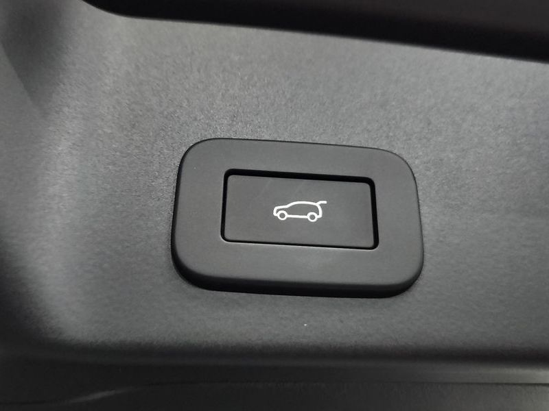 2026 Land Rover Range Rover Evoque P250 Dynamic SE photo 18